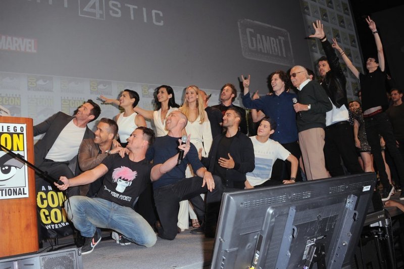 Stan Lee standing in a crowd of celebrities taking a giant selfie at San Diego Comic Con